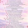 Femme souriante méditant avec des affirmations positives autour d'elle.