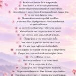 Femme souriante méditant avec des affirmations positives autour d'elle.