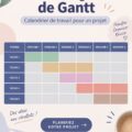 Un calendrier Gantt en couleurs pastel sur un bureau bien organisé.