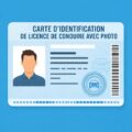 Une femme tenant une carte de conduite personnalisée, représentant une identité professionnelle forte.