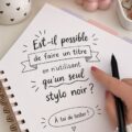 Femme utilisant une canette noire pour écrire un titre sur un carnet.