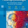 Une femme lisant un livre de développement personnel dans un cadre relaxant, représentant l'apprentissage et la productivité.