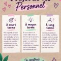 Femme souriante en train de planifier son projet de vie personnel avec des notes et un carnet.