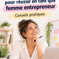 Une femme entrepreneure souriante travaillant sur son projet avec des notes et un ordinateur.