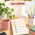 Femme souriante prenant un café en consultant un carnet le matin, représentant une routine efficace